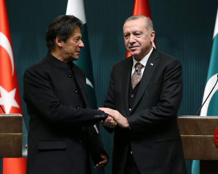 Премьер-министр Имран Хан благодарит президента Турции Тайипа Эрдогана за постановку вопроса о Кашмире в ГА ООН