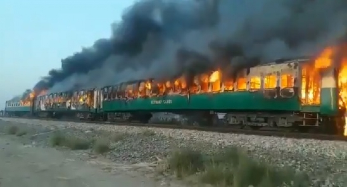 67 пассажиров поезда Tezgam Express сгорели насмерть в Рахим Яр Хан в Пакистане