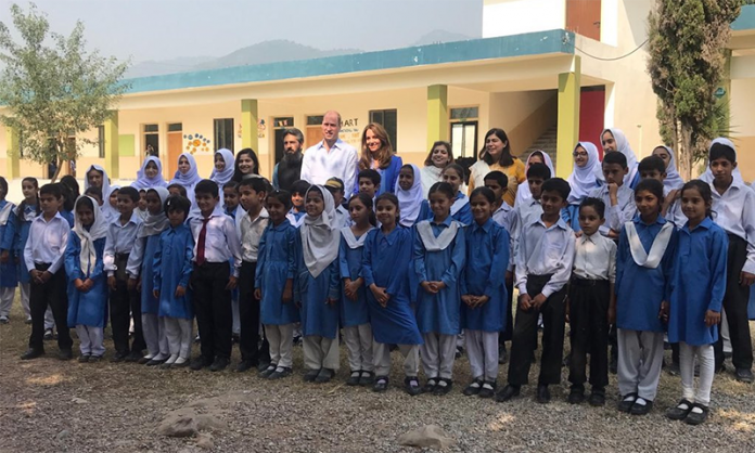 Принц Уильям и Кейт Миддлтон посетили университетскую колонию Govt Girls High School в Исламабаде