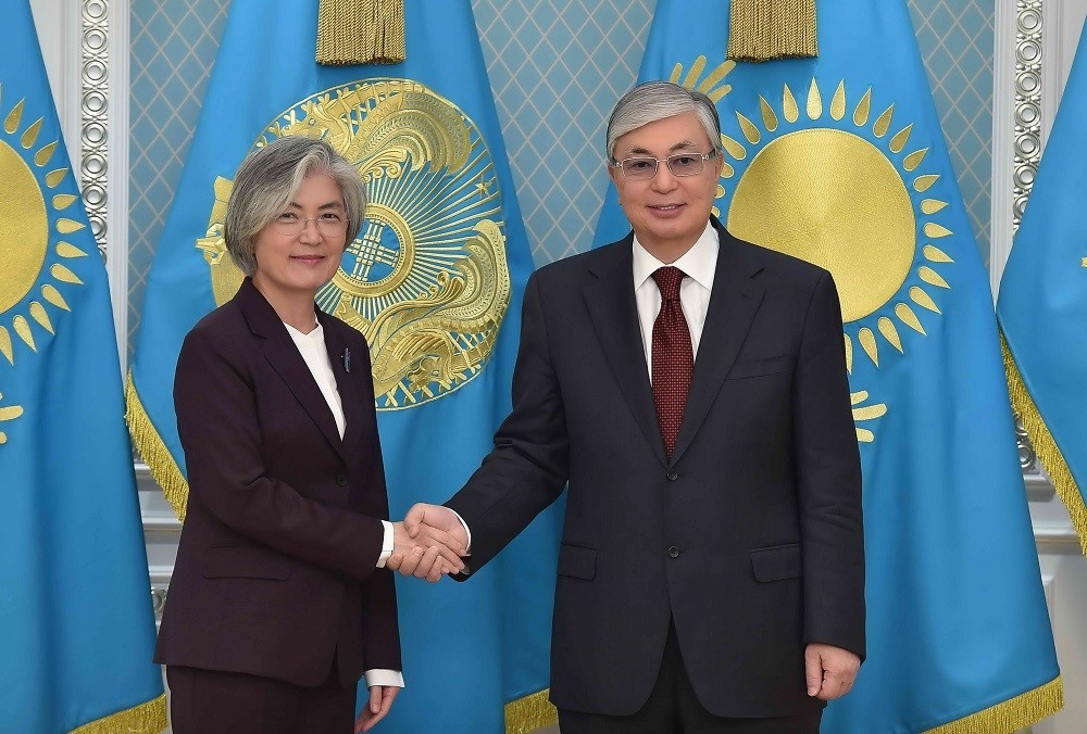 Казахстанского лидера пригласили с визитом в Южную Корею