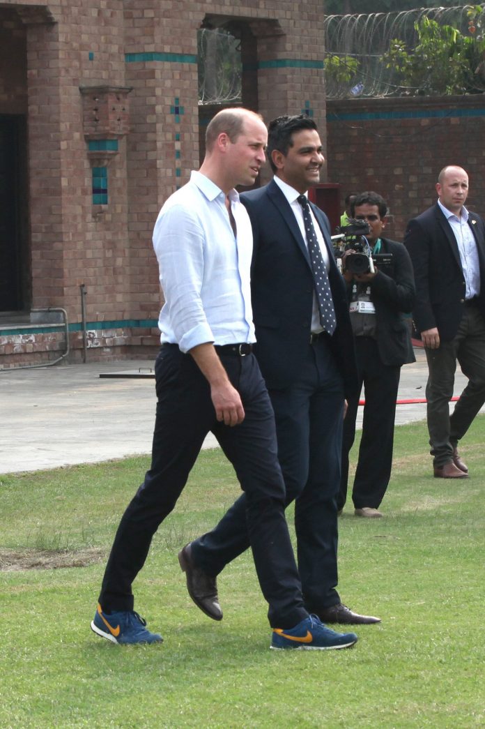 Принц Уильям и Кейт Миддлтон Лахор и встретились с губернатором Пенджаба и сыграли в крикет