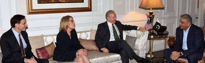 Сенаторы США Кристофер Ван Холлен и Мэгги Хасан встретились с главой пакистанской армии